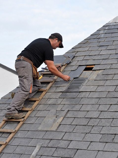Travail de toiture par des professionnels : les types de toits qu’ils réparent