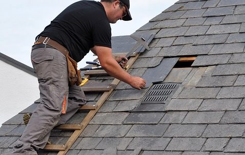 Travail de toiture par des professionnels : les types de toits qu’ils réparent